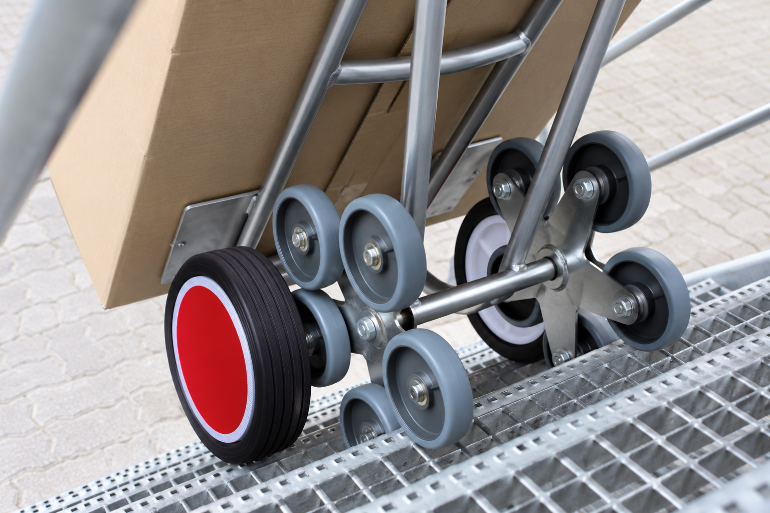 Aluminiowa taczka do transportu po schodach, dwa 5 ramienne wieńce kół